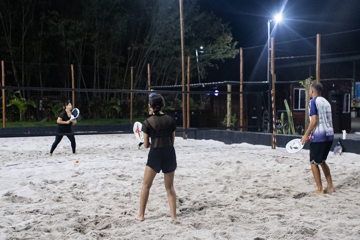 Turma de beach tennis na arena de Xerém